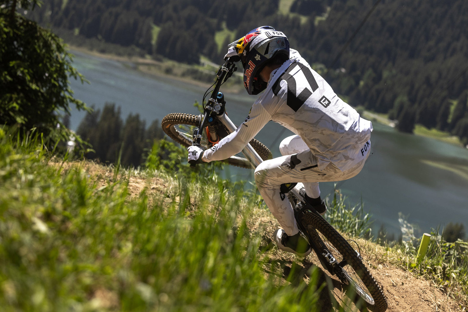 Equipo FOX trabajando en suspensiones durante una fecha de Copa del Mundo MTB