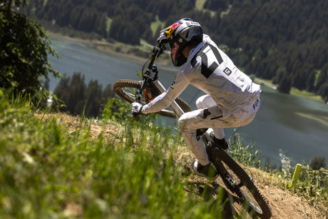 Equipo FOX trabajando en suspensiones durante una fecha de Copa del Mundo MTB