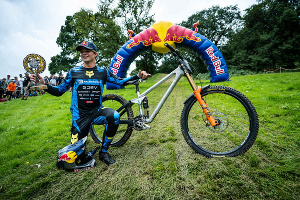 La Copa del Mundo cambió de manos: Vermette campeón de DH en su primer año élite y Vidaurre tercero en el XCO