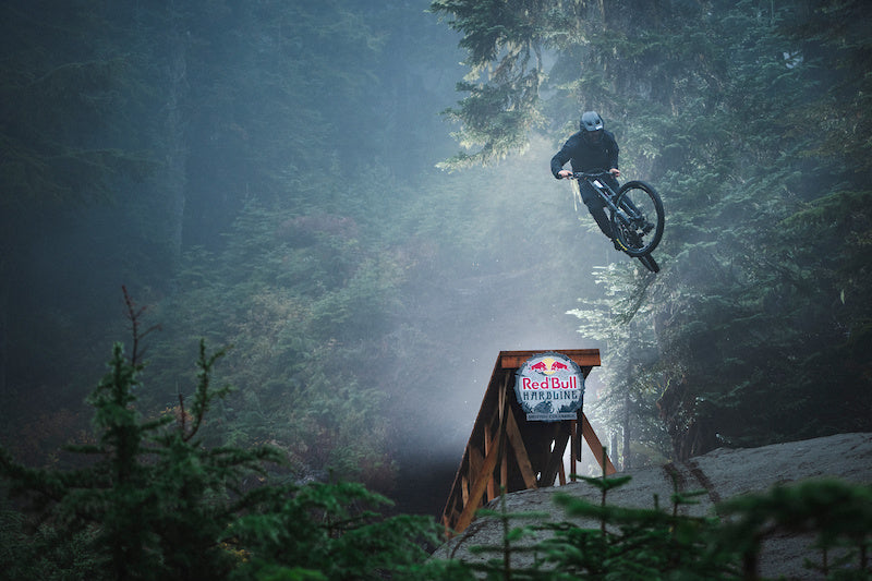 Dillon Butcher probando la pista del Red Bull Hardline BC en Cypress Mountain