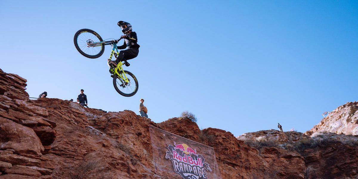 Robin Goomes en el aire durante la práctica del Red Bull Rampage 2025 en Virgin, Utah. Foto: Paris Gore / Red Bull Content Pool