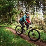 Padre e hijo en trail con silla Shotgun