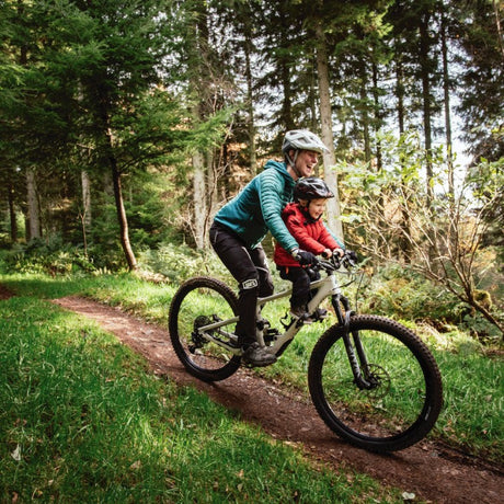 Padre e hijo en trail con silla Shotgun