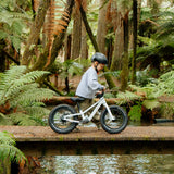 Kid en Dirt Hero bajando singletrack
