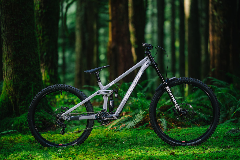Transition TR11 2026 Moonstone foto lateral en bosque